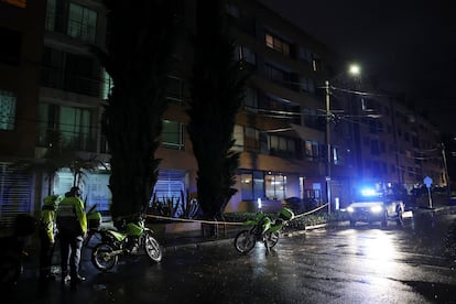 Miembros de la Policía en la zona donde Yendri Velásquez y Luis Peche fueron tiroteados, en Bogotá, el 13 de octubre.