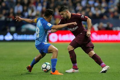 El barcelonista Luis Suárez i ntenta llevarse el esferico ante la oposición de Roberto Rosales.