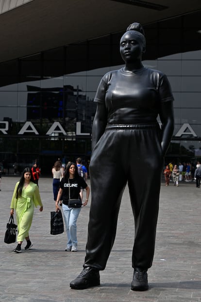 ‘Moment Contained,' a sculpture located in front of Rotterdam’s Central Station.