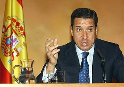 El portavoz, Eduardo Zaplana, durante la rueda de prensa en la que ha anunciado la decisión del Gobierno.