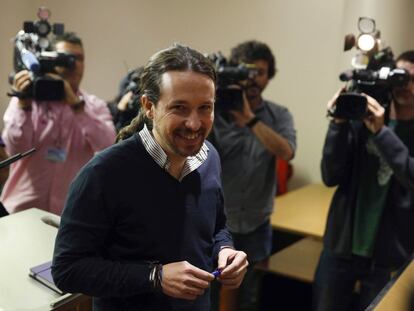 El líder de Podemos, Pablo Iglesias, llega a la rueda de prensa que ha ofrecido en el Congreso, tras haber sido recibido por el Rey.