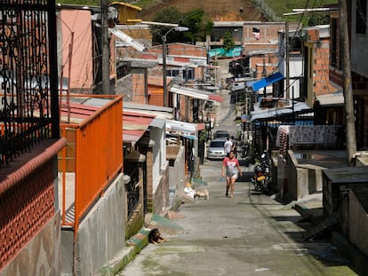 Una mujer camina por un barrio empobrecido en la periferia de Pereira (Colombia).