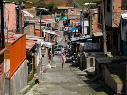 Una mujer camina por un barrio empobrecido en la periferia de Pereira (Colombia).