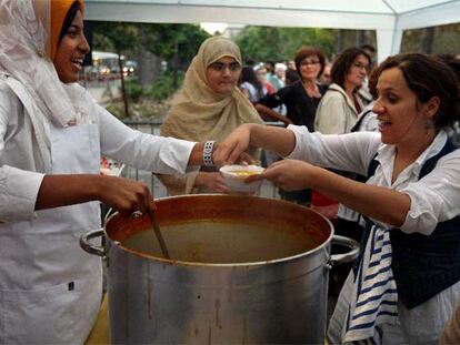 Unas mujeres repartiendo sopa, ayer por la tarde en el Raval.