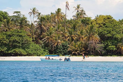 Un bote con turistas en Cayos Zapatilla, en la provincia de Bocas del Toro (Panamá).