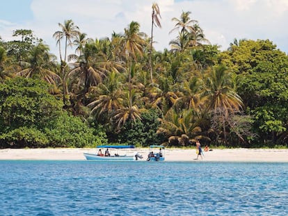 Un bote con turistas en Cayos Zapatilla, en la provincia de Bocas del Toro (Panamá).