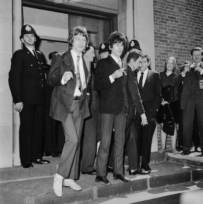  Mick Jagger y Keith Richards a la salida del juzgado donde fueron juzgados por posesi&oacute;n de drogas en 1967.
