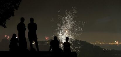 Fuegos artificiales en el Liberty Memorial en Kansas City (EE UU).