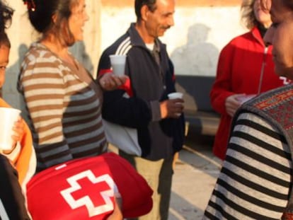 La Cruz Roja ha repartido mantas en asentamientos de inmigrantes de la provincia de Alicante.