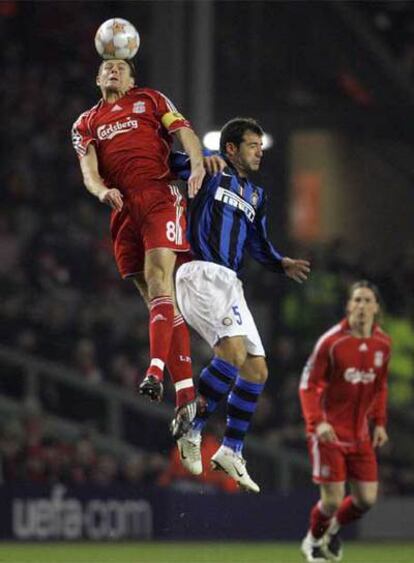 Gerrard cabecea el balón presionado por Stankovic.