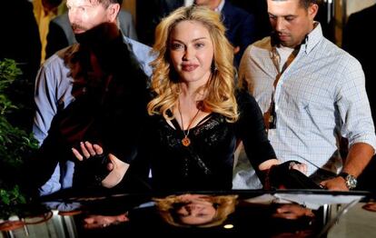 Madonna, durante una visita a su gimnasio Hard Candy, en Roma, el pasado 21 de agosto.