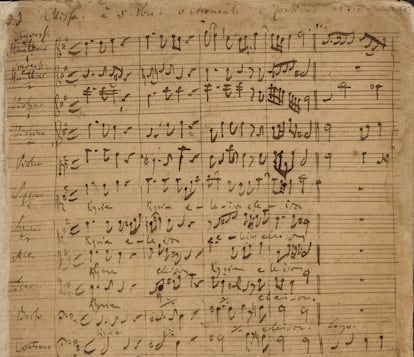 Comienzo del manuscrito autógrafo de los cinco primeros compases del 'Kyrie' inicial de la 'Misa en Si menor' de Bach.