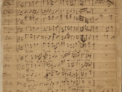 Comienzo del manuscrito autógrafo de los cinco primeros compases del 'Kyrie' inicial de la 'Misa en Si menor' de Bach.