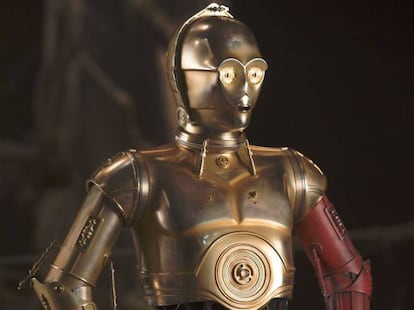 C-3PO fue construido por un jovencísimo Anakin Skywalker. Concebido como androide de protocolo, está diseñado para interactuar con seres vivos, robots y máquinas. Para ello es capaz de comunicarse con más de 100.000 formas de vida. A pesar de sus vastos conocimientos, la utilidad habitual del autómata dorado de Star Wars es básicamente la de traductor universal, función que ya podemos encontrar en nuestro móvil. El traductor de Google ya puede pasar a otro idioma textos con enfocarlos con la cámara, y también sonidos de manera instantánea.