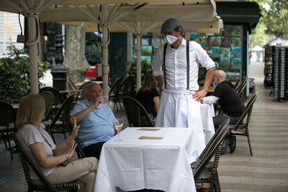 Una terraza de La Rambla con apenas clientes.