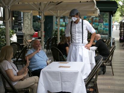 Una terraza de La Rambla con apenas clientes.