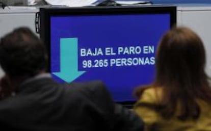 Vista de la rueda de prensa en la que los secretarios de Estado, de Empleo, Engracia Hidalgo, y de Seguridad Social, Tom&aacute;s Burgos, han analizado los datos del paro. 