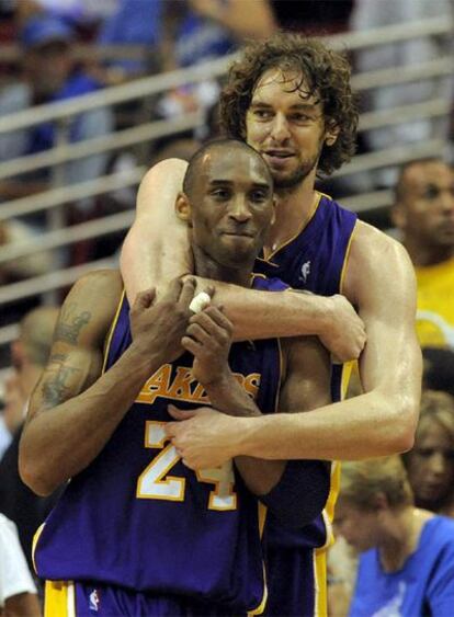 Pau Gasol abraza a Kobe Bryant tras ganar el anillo de la NBA.