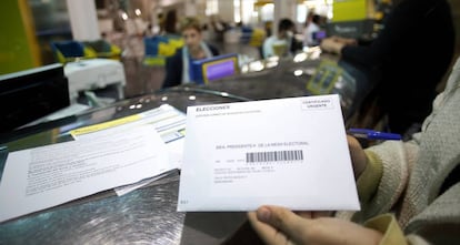 Voto por correo en una oficina de Madrid. 