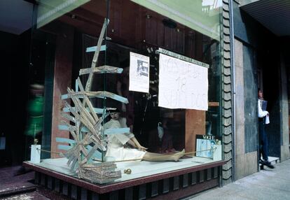 'Tienda ocupada por sus empleadas durante dieciocho meses en reclamación de su salario, Rúa do Príncipe', 1992. Imagen de la serie 'Fish Story' para el proyecto 'Vigovisións'.