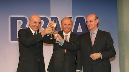 De izquierda a derecha, González, Ybarra y Uriarte, en la celebración del primer año de la fusión.