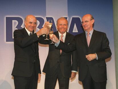 De izquierda a derecha, González, Ybarra y Uriarte, en la celebración del primer año de la fusión. 
 