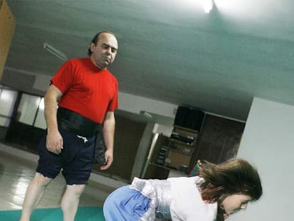 Dos niños aloitadores, en el gimnasio Shaolin de A Estrada, con el profesor Severino Gómez.