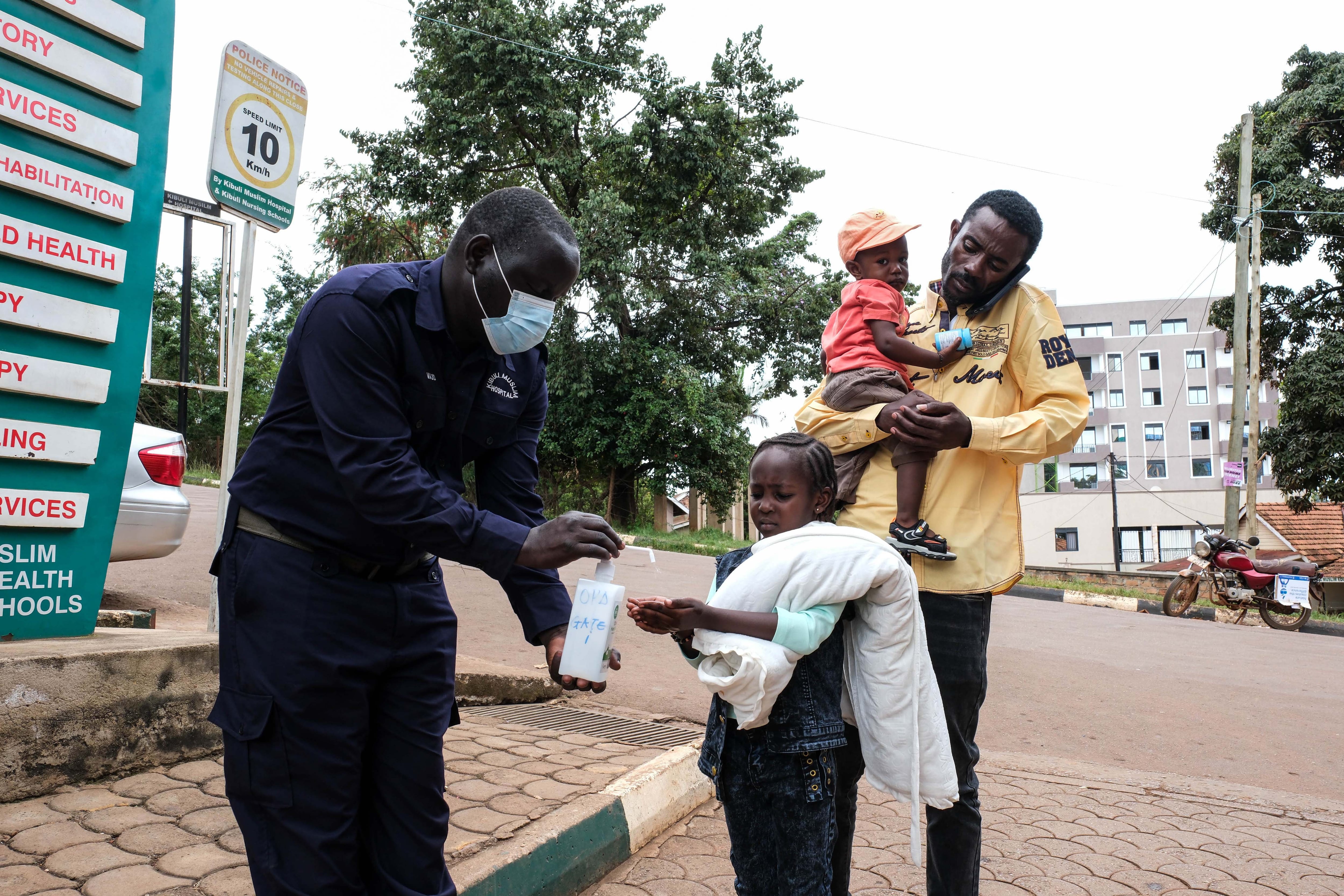 África oriental vigila las fronteras por el ébola y pide precaución a la población: “¿Por qué solo nosotros sufrimos epidemias?”