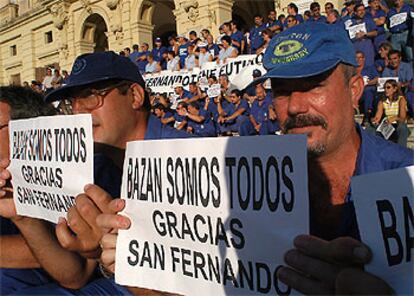 Trabajadores de Izar mostraron ayer carteles de agradecimiento a los vecinos de San Fernando por su apoyo a la continuidad de los astilleros.