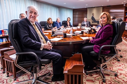 Cándido Conde-Pumpido (en primer plano) preside el pleno del Tribunal Constitucional, en Madrid. A su lado, la vicepresidenta Inmaculada Montalbán.