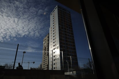 La Torre Ámbar, en la calle de Dulce Chacón 17, en el noreste de la ciudad de Madrid.