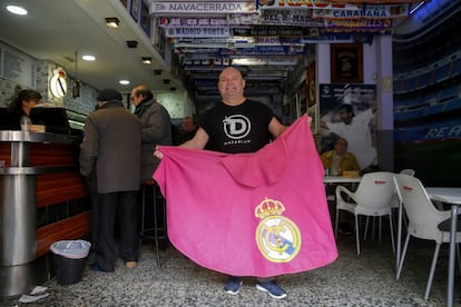 Antonio José Castaño “Toñín,” 49, who runs the bar El Rincón de Toñín in Entrevías. “Toñín” recalls that a little over two years ago, Queen Letizia of Spain dropped by to say hello after visiting a nearby non-profit.