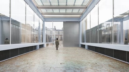 Suelo con confeti en la instalación 'El silencio del mar' (2018), de Lutz Bacher, en Lafayette Anticipations, en París. 