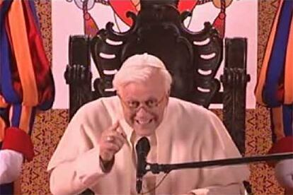 El imitador Maurizio Crozza, en su papel televisivo de Benedicto XVI.