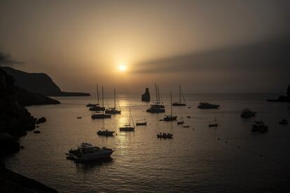 Barcos fondeados al atardecer, en la cala Benirrás de Ibiza.