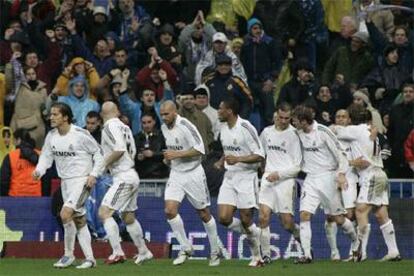 Los jugadores del Real Madrid celebran uno de goles ayer en el Bernabéu