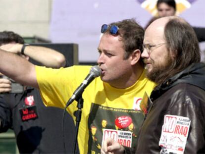 Santiago Segura y Pablo Carbonell se dirigen a los miles de estudiantes que se manifestaron por la paz en Madrid.