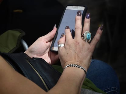 Una mujer utiliza un &#039;smartphone&#039; de Samsung.