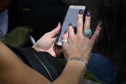 Una mujer utiliza un 'smartphone' de Samsung.