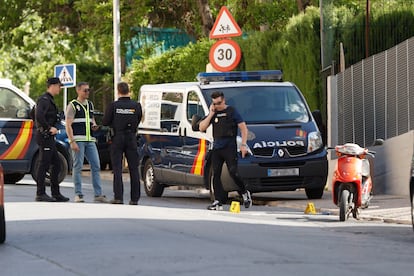 Agentes de la Policía Científica, el lunes en la calle en la que se produjo el tiroteo entre clanes rivales en Antequera.