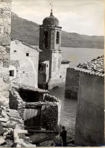 Trago de Noguera en 1962 después de que fuera anegado por el agua del pantano de Santa Ana.