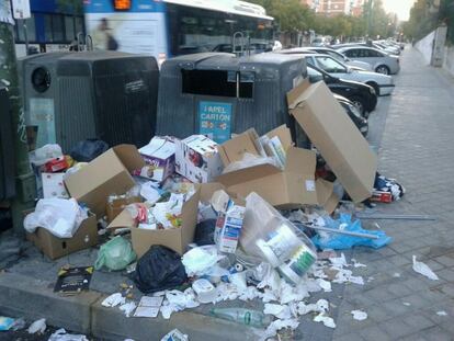 El Guille nos manda esta otra foto de basura amontonada junto a los contenedores. https://twitter.com/galvarez1968