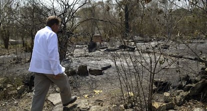 El Gobernador de San Luis Potos&iacute; visita un lugar afectado por el fuego.