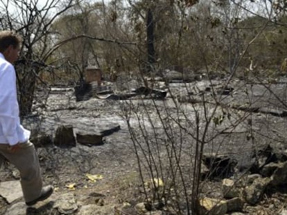 El Gobernador de San Luis Potos&iacute; visita un lugar afectado por el fuego.