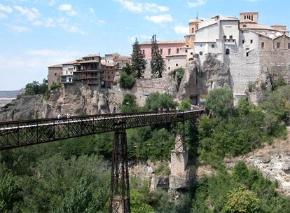 Esta popular estructura de Cuenca, situado sobre el río Huécar,  facilita el paso desde la ciudad al antiguo convento de Dominicos. Mide unos 100 metros de longitud por 144 pies de altura, apoyando sus extremos en seis estribos, uno en la colina de la ciudad y otro en el cerro de enfrente.