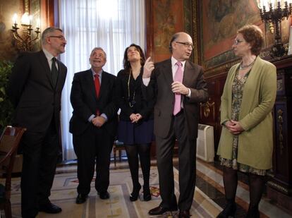 Montoro en el ministerio con los consejeros Martínez Aguayo y Ávila, el secretario de Estado Antonio Beteta y la delegada del Gobierno en Andalucía, Carmen Crespo.