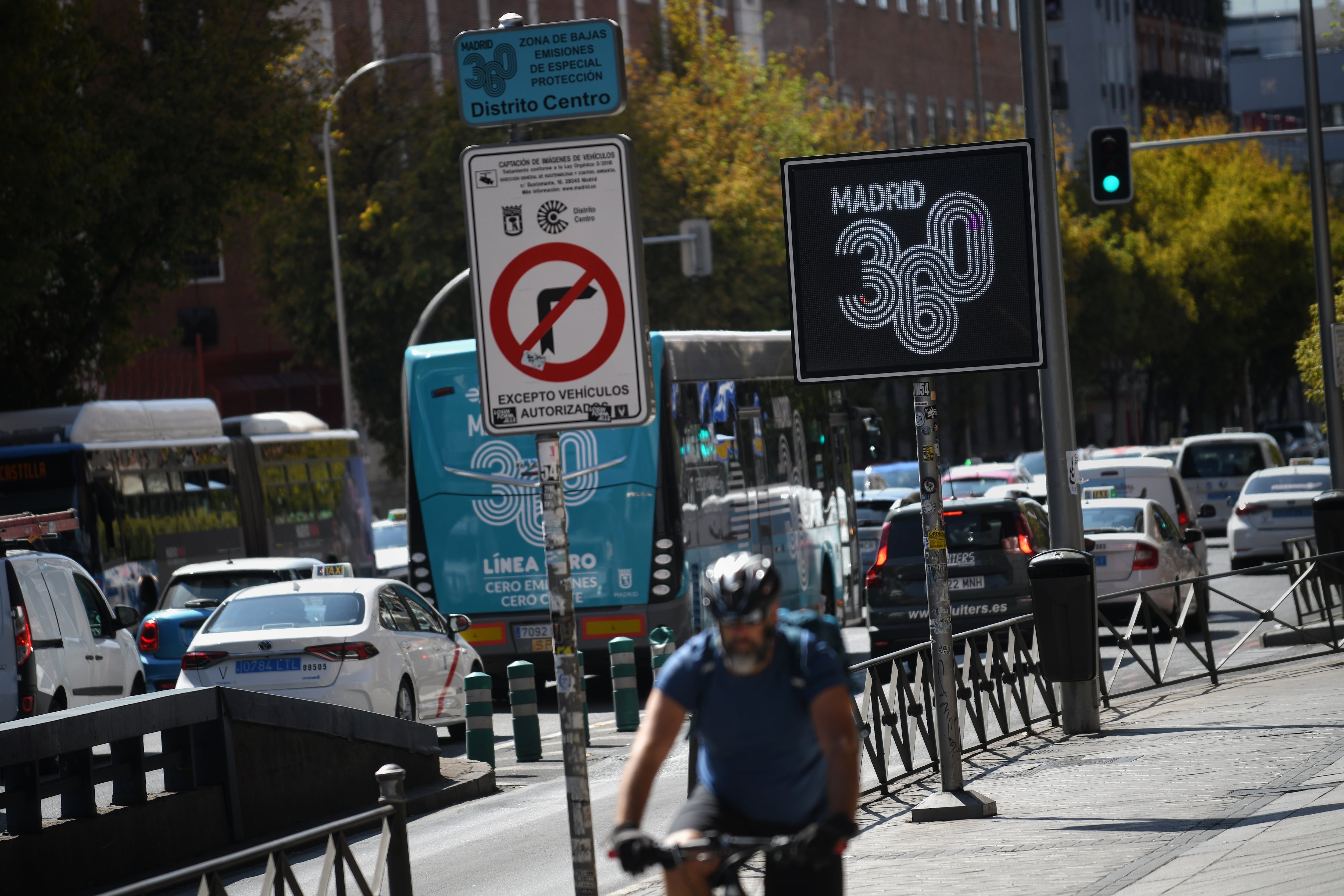 Madrid deja fuera de la moratoria de multas a los coches sin etiqueta empadronados en las ZBE Centro y Plaza Elíptica