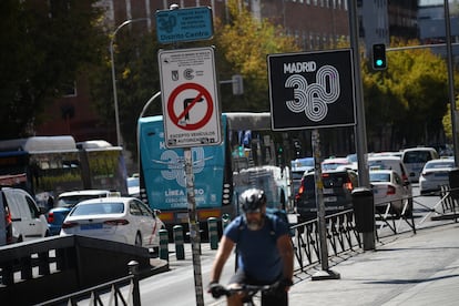 Un cartel indica la zona de bajas emisiones 360 del Distrito Centro, a 17 de septiembre de 2024, en Madrid.