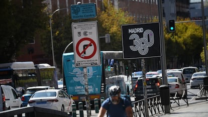 Un cartel indica la zona de bajas emisiones 360 del Distrito Centro de Madrid el pasado septiembre.