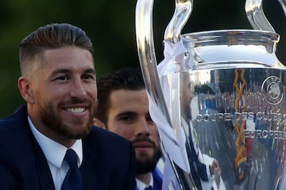 Sergio Ramos junto a la copa de la victoria en el autob&uacute;s que circul&oacute; por las calles madrile&ntilde;as. 